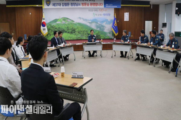 김철문 경북경찰청장은영천경찰서와 3기동대를 방문 유공자들을 표창 직원들과 소통의 시간ⓒ파이낸셜데일리/영천경찰서