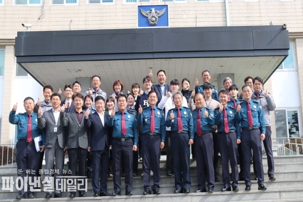 김철문 경북경찰청장 영천경찰서와 3기동대 방문기념ⓒ파이낸셜데일리/영천경찰서