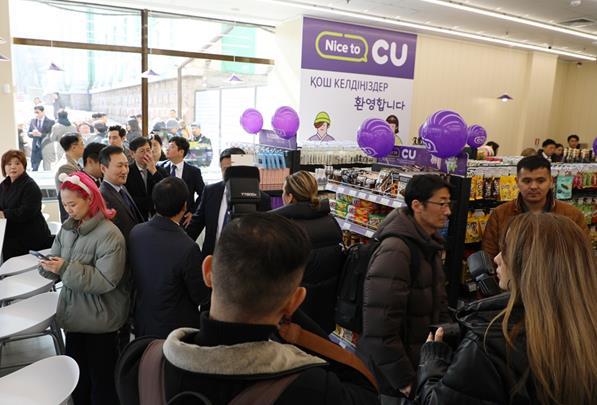 카자흐스탄 CU 아스타나스퀘어점에서 현지 고객들이 쇼핑을 즐기고 있다. ⓒ 파이낸셜데일리 / CU