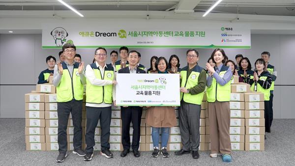 (첫 번째 줄 왼쪽부터) 애큐온캐피탈 길광하 사회책임운영위원장, 김병진 경영관리부문장, 서울특별시사회복지협의회 은용경 사무총장, 서울시지역아동센터협의회 윤은미 국장, 애큐온저축은행 한철균 경영지원부문장, 강신자 사회책임운영위원장이 기념사진을 촬영하고 있다. ⓒ 파이낸셜데일리 / 애큐온캐피탈∙애큐온저축은행