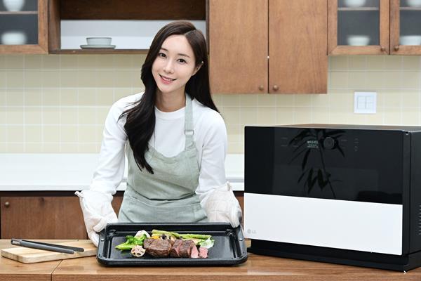 LG전자가 10가지 조리 기능을 한 대의 제품으로 편리하게 이용할 수 있는 ‘디오스 오브제컬렉션 광파오븐’을 8일 출시했다. 모델이 최근 미식가들로부터 큰 관심을 받는 수비드(sous vide) 조리를 누구나 손쉽게 하도록 '에어수비드' 기능을 탑재한 신제품을 소개하고 있다. ⓒ 파이낸셜데일리 / LG전자