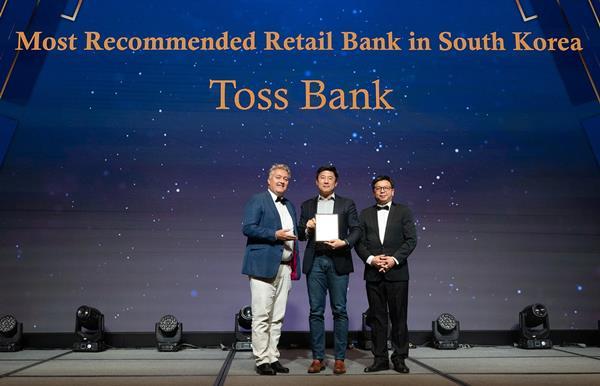 7일 오후 서울 서초구 JW메리어트호텔 서울에서 열린, 아시안뱅커 주관 Retail Finance Award 2024에서 김지웅 토스뱅크 최고전략책임자(가운데)가 아시안뱅커 관계자들과 기념촬영을 하고 있다. ⓒ 파이낸셜데일리 / 토스뱅크