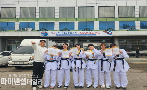전국태권도대회 수상기념 촬영(왼쪽부터 이상제 감독, 황수진 선수, 안은총 선수, 박수빈 선수, 엄지은 선수, 강다현 선수, 김가현 선수)ⓒ파이낸셜데일리/경주시