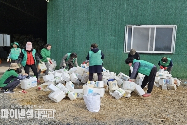 폐농약병 및 비료포대 등 영농 폐자원 수거 및 이송 작업 ⓒ파이낸셜데일리/고령군