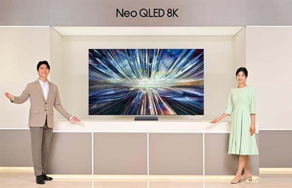 삼성전자 모델이 역대급 성능의 '3세대 AI 8K 프로세서'를 탑재한 2024년형 Neo QLED 8K TV 신제품을 소개하고 있다. ⓒ 파이낸셜데일리 / 삼성전자 