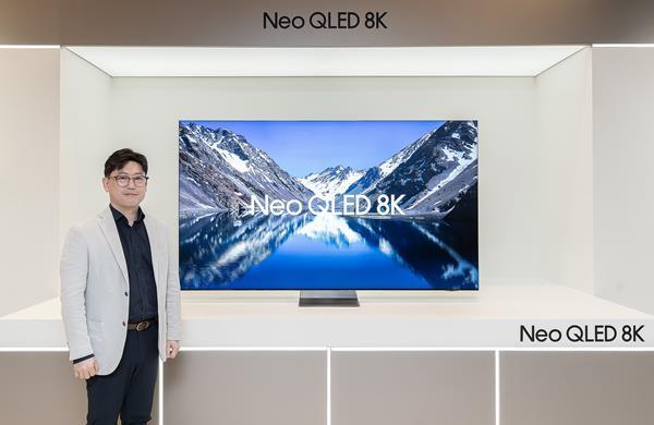 삼성전자 용석우 사장이 'Unbox & Discover 2024' 행사에서 AI TV 시대를 선언하며 2024년 TV 전략을 소개했다. ⓒ 파이낸셜데일리 / 삼성전자