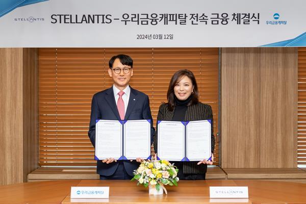 지난 12일 서울 역삼동 우리금융캐피탈 본사에서 열린 전속금융 계약 체결식에서 정연기 우리금융캐피탈 대표이사(왼쪽 첫 번째)와 방실 스텔란티스코리아 대표(왼쪽 두 번째)가 기념촬영을 하고 있다. ⓒ 파이낸셜데일리 / 우리금융캐피탈