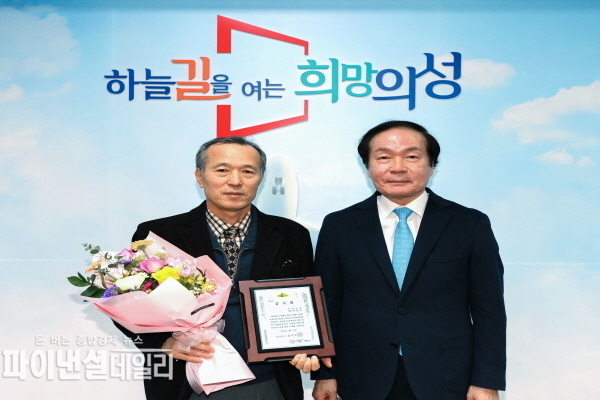 유물기증자에 대한 감사패 전달식 ⓒ파이낸셜데일리/의성군