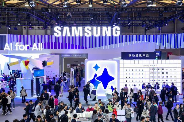 AWE 2024가 열리고 있는 중국 상하이 삼성전자 전시관에서 관람객들이 다양한 제품과 솔루션들을 체험하고 있다. ⓒ 파이낸셜데일리 / 삼성전자