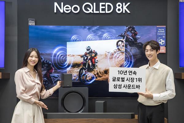 삼성전자 모델이 사운드바 10년 연속 글로벌 시장 1위 달성을 기념하며, 2024년형 사운드바 'HW-Q990D'와 2024년형 Neo QLED 8K 제품을 소개하고 있다. ⓒ 파이낸셜데일리 / 삼성전자