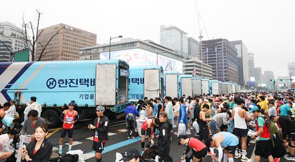 ㈜한진은 지난 17일 열린 '2024 서울마라톤 겸 제94회 동아마라톤' 대회에 공식 물류사로 참여했다. ⓒ 파이낸셜데일리 / 한진