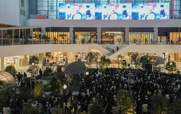서울 영등포구에 위치한 더현대 서울 5층 사운즈포레스트에서 고객들이 버추얼 아이돌 ‘플레이브’의 콘서트를 관람하고 있다. ⓒ 파이낸셜데일리 / 현대백화점