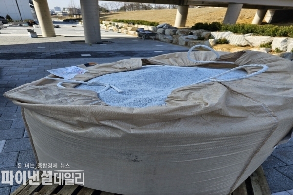 화석박물관 현장 보도블럭 설치에 사용된 굵은 모레, 보드라운 모레를 사용해야 된다 ⓒ파이낸셜데일리/박미화 기자