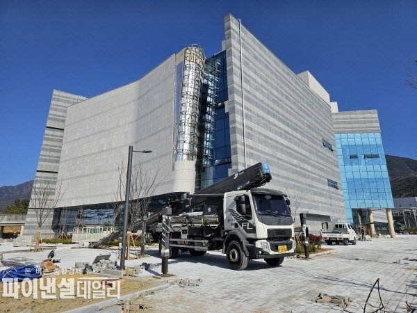 모서리 라운드외장공사 시공중인 달성화석박물관 여러차례 준공일자를 변경한 현장 ⓒ파이낸셜데일리/박미화 기자