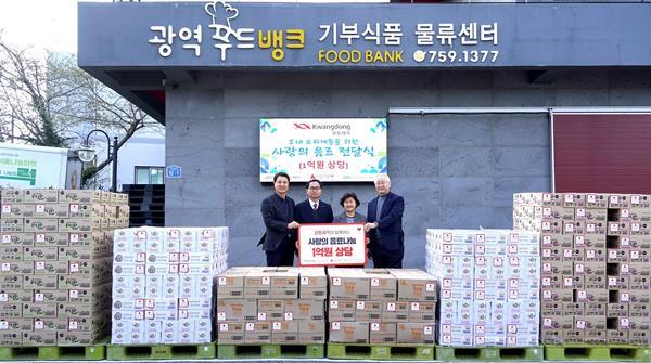 광동제약과 함께하는 '사랑의 음료 나눔' 행사 이미지. ‘사랑의 음료 나눔’ 행사 이미지(왼쪽부터 광동제약 구준모 F&B영업본부장, 제주특별자치도개발공사 김용덕 마케팅 총괄, 제주사회복지공동모금회 박은희 사무처장, 제주사회복지협의회 고승화 회장) ⓒ 파이낸셜데일리 / 광동제약