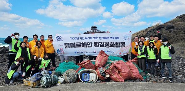 하이트진로 제주지점과 제주시 아라종합사회복지관 임직원 약 20명이 지난 20일 제주시 조천읍 닭머르 해안 및 인근 해안도로에서 해양 쓰레기 수거 활동을 진행했다. ⓒ 파이낸셜데일리 / 하이트진로