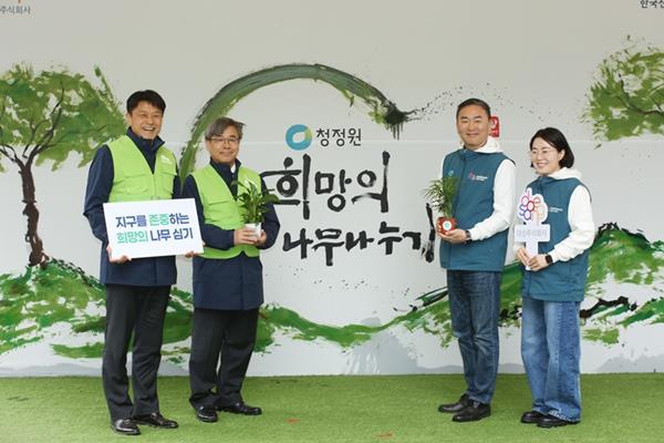 26일 대상㈜ 청정원이 식목일을 앞두고 서울 청계광장에서 한국산림복지진흥원과 함께 '2024 희망의 나무 나누기’ 행사를 진행했다. (오른쪽 두번째 임정배 대상㈜ 대표이사, 왼쪽 두번째 남태헌 한국산림복지진흥원장, 오른쪽 첫번째 김경숙 대상㈜ ESG경영실장, 왼쪽 첫번째 박석희 한국산림복지진흥원 산림복지서비스본부장.) ⓒ 파이낸셜데일리 / 대상