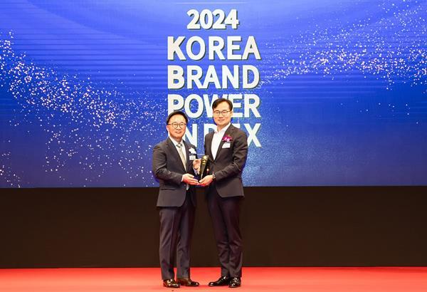 26일 신라호텔에서 열린 ‘한국 산업의 브랜드파워(K-BPI)’ 인증식에서 안무인 스피드메이트사업부장(오른쪽)과 한수희 한국능률협회컨설팅 대표(왼쪽)가 시상 후 기념사진을 촬영하는 모습. ⓒ 파이낸셜데일리 / 스피드메이트
