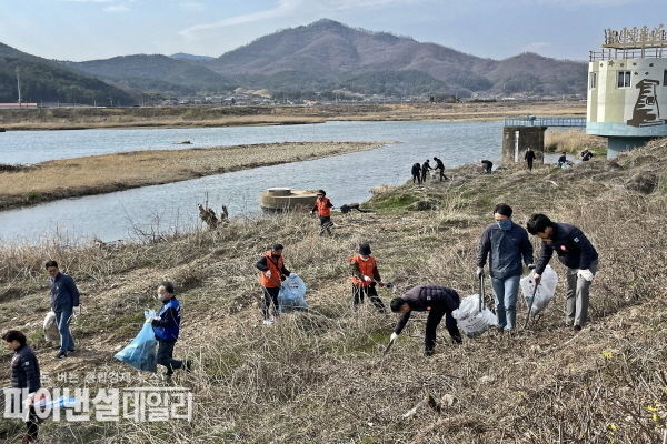 상수원 보호구역인 탑동 정수장 주변에서 자연정화 활동 ⓒ파이낸셜데일리/경주시
