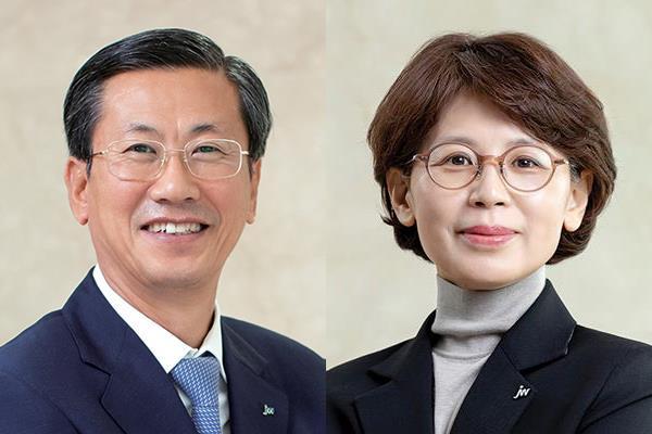 JW홀딩스 신규 대표이사로 선임된 차성남 대표이사(좌)와 JW생명과학 신규 대표이사로 선임된 함은경 대표이사. ⓒ 파이낸셜데일리 / JW그룹