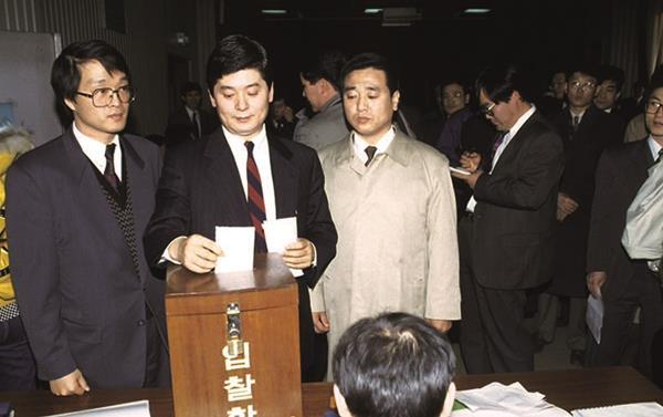 1994년 공개입찰을 통해 한국이동통신 인수에 참여하는 모습. ⓒ 파이낸셜데일리 / SKT