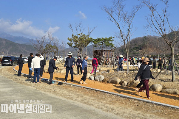 도로변과 쌍림 나들목 주변 생활폐기물을 수거 ⓒ파이낸셜데일리/고령군