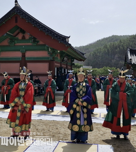 초헌관에는 가운데 이남철 고령군수, 아헌관 김명국 고령군의회 의장, 종헌관 김희수대가야종묘대제 봉행위원장,ⓒ파이낸셜데일리/박미화 기자
