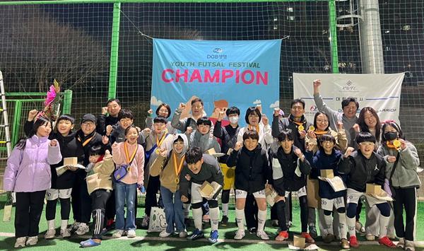 지난달 30일 서울 구로구 안양천 C축구장에서 열린 ‘DGB생명과 함께하는 유소년 풋살 페스티벌’에 참가한 어린이들과 관계자가 기념 사진을 촬영하고 있다. ⓒ 파이낸셜데일리 / DGB생명