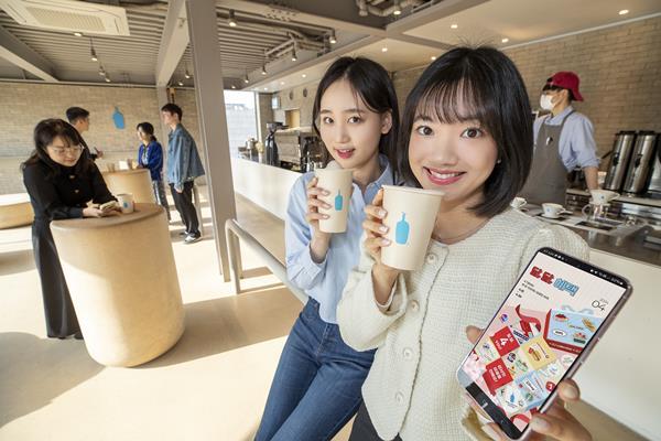 KT 모델들이 서울 삼청동 블루보틀 삼청 카페에서 KT 멤버십 ‘달.달.혜택’ 4월 프로모션을 소개하고 있다. ⓒ 파이낸셜데일리 / KT