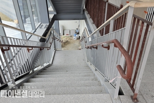 계단통로 안전 손접이는 아직 준공과는 먼 기간인것 같다. ⓒ파이낸셜데일리/박미화 기자