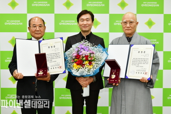 고(故)최한붕 상사, 고(故)조희문 병장의 유가족에게 국방부 장관을 대신해 화랑무공훈장을 전수 ⓒ파이낸셜데일리/경산시