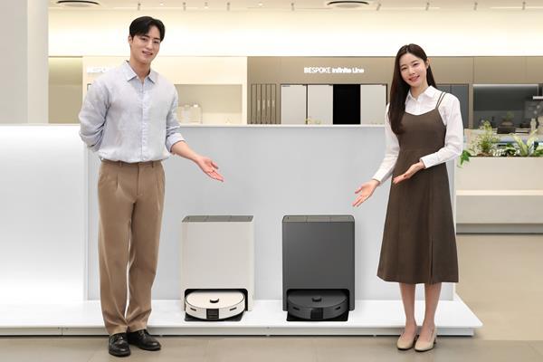 삼성전자 모델이 서울 강남구 논현동에 위치한 삼성스토어 청담점에서 3일 출시된 '비스포크 AI 스팀'을 소개하고 있다. ⓒ 파이낸셜데일리 / 삼성전자