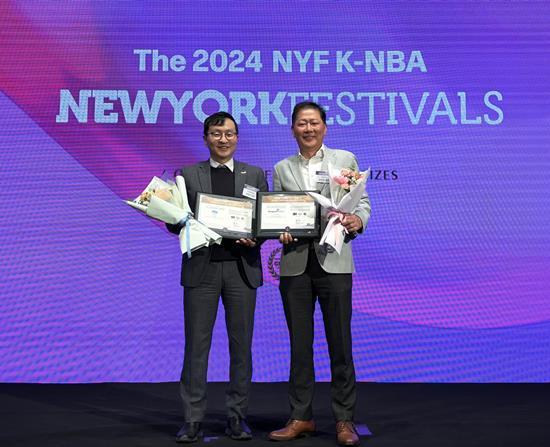 3일 열린 ‘2024 뉴욕페스티벌 대한민국 국가브랜드대상’ 시상식에서 김도진 동원F&B 마케팅커뮤니케이션실장(오른쪽)과 이상진 동원F&B 유가공본부장(왼쪽)이 기념 촬영을 하고 있다. ⓒ 파이낸셜데일리 / 동원F&B