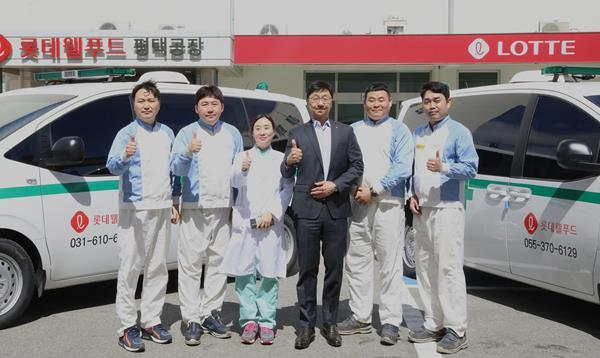 롯데웰푸드 이창엽 대표이사(사진 좌측에서 네번째)와 임직원들. ⓒ 파이낸셜데일리 / 롯데웰푸드