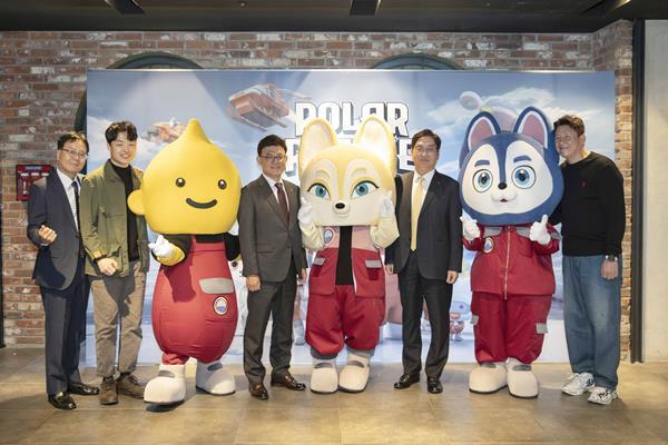 제작발표회 현장사진 (좌측부터 S-OIL 이영호 부문장, 우경민 감독, S-OIL 안종범 마케팅총괄 사장, S-OIL 서정규 본부장, 에이컴즈 이상석 대표). ⓒ 파이낸셜데일리 / S-OIL