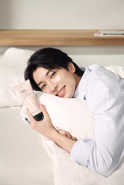 LG생활건강은 클린뷰티 브랜드 '더페이스샵'의 모델로 그룹 세븐틴 멤버 원우를 발탁했다. ⓒ 파이낸셜데일리 / LG생활건강