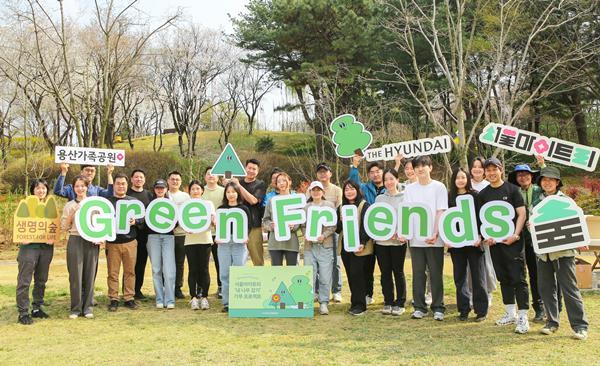 4일 서울 용산가족공원에서 '서울 마이 트리' 나무심기 봉사활동에 참여한 현대백화점 임직원들이 기념촬영을 하고 있다. ⓒ 파이낸셜데일리 / 현대백화점