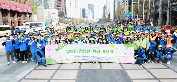 5일 서울 청계천 일대에서 열린 '청계아띠'에 참석한 대상 등 9개 공공기관 및 민간기업 임직원들이 기념촬영을 하고 있다. ⓒ 파이낸셜데일리 / 대상