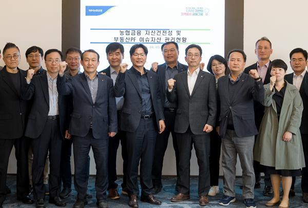 농협금융은 5일, 서울 여의도 소재 NH투자증권 회의실에서 2024년 2분기 리스크전략협의회를 개최했다. 강신노 농협금융 리스크담당 부문장(왼쪽에서 일곱 번째)과 임직원들이 기념촬영을 하고 있다. ⓒ 파이낸셜데일리 / 농협금융