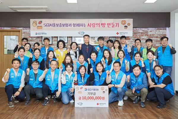 2024년 4월 5일(금) 서울 성동구 대한적십자사 서울지사에서 열린 ‘사랑의 빵 만들기’ 봉사활동에서 이명순 SGI서울보증 대표이사(맨 뒷줄 오른쪽에서 일곱 번째)와 박기홍 대한적십자사 서울지사 사무처장(맨 뒷줄 오른쪽에서 여덟 번째)등 참가자들이 기념사진을 촬영하고 있다. ⓒ 파이낸셜데일리 / SGI서울보증