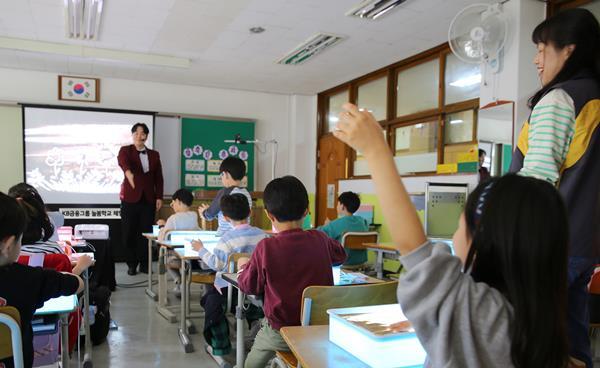 4월5일 수내초의 체험학습에서 샌드아트전문강사의 지도에 아이가 손을 들어 적극적으로 참여하는 모습 . ⓒ 파이낸셜데일리 / KB금융그룹
