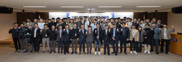‘2024 LNG 생산기지 종합개선 워크숍’ 단체사진(가운데 회색정장 최연혜 가스공사 사장). ⓒ 파이낸셜데일리 / 한국가스공사