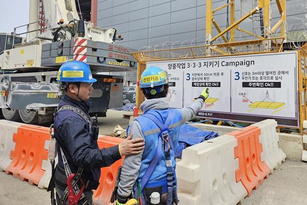 경기도에 위치한 한 건축현장에서 근로자가 양중관련 작업중지를 신청후 개선사항에 대해 설명을 듣고 있다. ⓒ 파이낸셜데일리 / 삼성물산