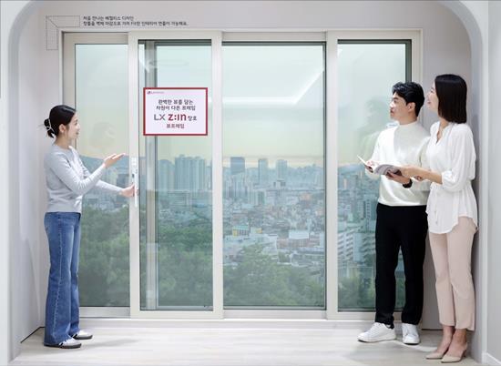 토탈 인테리어 전시장 LX하우시스 지인스퀘어에서 고객들이 '뷰프레임' 창호를 살펴보고 있는 모습. ⓒ 파이낸셜데일리 / LX하우시스