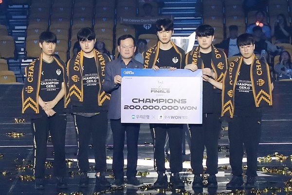 지난 14일 서울 올림픽공원 KSPO DOME에서 열린 ‘2024 LCK 스프링 스플릿’ 결승전에서 우리은행 조병규 은행장(왼쪽 세번째)이 우승팀 젠지에 시상을 하고 함께 기념사진을 촬영하고 있다. ⓒ 파이낸셜데일리 / 우리은행