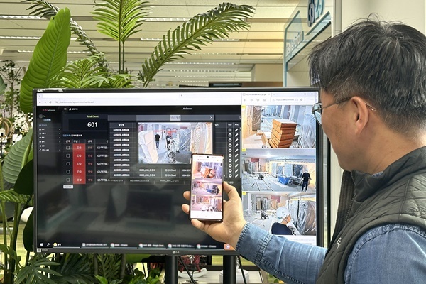 GS25 안전 관리 책임자가 스마트 지능형 안전관리 시스템을 확인하고 있는 연출 이미지. ⓒ 파이낸셜데일리 / GS25