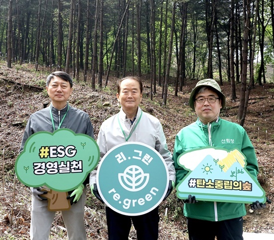 16일 경기도 용인시 처인구 백암면 박곡리 '탄소중립의 숲'에서 장호진 현대지에프홀딩스 사장(사진 왼쪽), 허상만 사단법인 생명의숲 이사장(사진 가운데), 임상섭 산림청 차장(사진 오른쪽)이 기념 사진을 촬영하고 있다. ⓒ 파이낸셜데일리 / 현대백화점그룹
