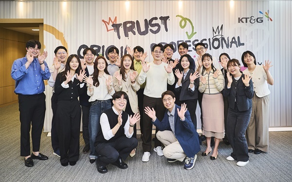 방경만 KT&G 사장이 취임 약 3주를 맞은 지난 17일 직원들과 ‘캐주얼 미팅’을 가지며 본격적인 소통경영에 나섰다. 사진은 방경만 사장(둘째 줄 가운데)과 ‘캐주얼 미팅’ 참가자 전원이 행사 후 촬영한 단체사진. ⓒ 파이낸셜데일리 / KT&G