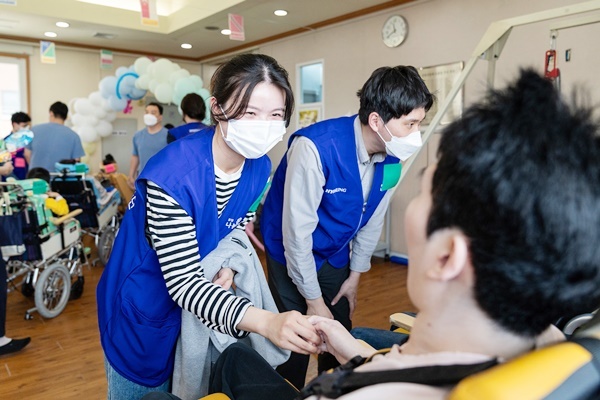 효성첨단소재 임직원들이 18일 '영락애니아의 집'을 찾아 체육대회 봉사활동을 진행하고 있다. ⓒ 파이낸셜데일리 / 효성첨단소재