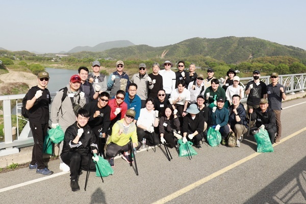 동국제강그룹-제2신속대응사단 1사 1병영 행사에서 동국제강그룹 임직원과 제2신속대응사단 장병이 부대 인근 환경정화활동을 진행하는 모습. ⓒ 파이낸셜데일리 / 동국제강그룹